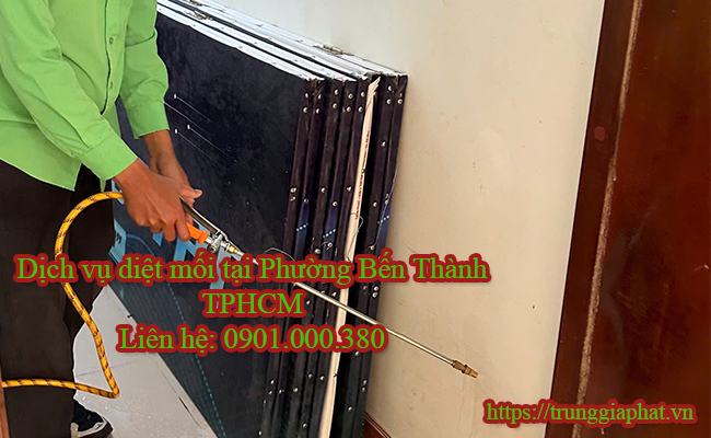 Kỹ thuật viên đang xử lý mối tại Phường Bến Thành. Kỹ thuật viên đang xử lý mối tại Phường Bến Thành.